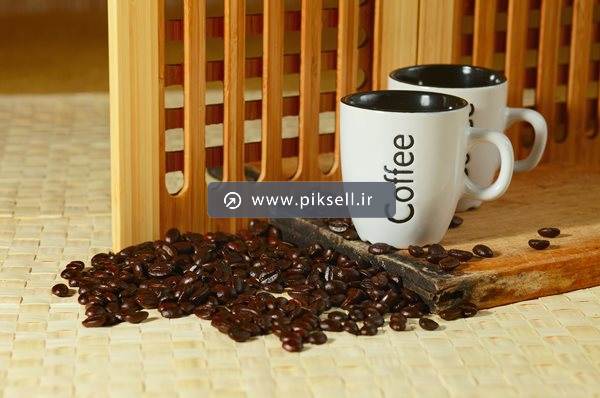 عکس با کیفیت از دانه های قهوه و فنجان کافی