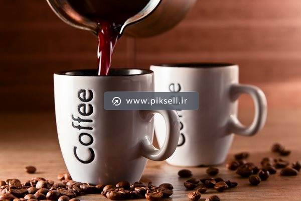 عکس با کیفیت از دانه های قهوه و فنجان کافی