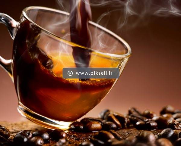 تصویر با کیفیت از فنجان قهوه داغ و دانه های قهوه