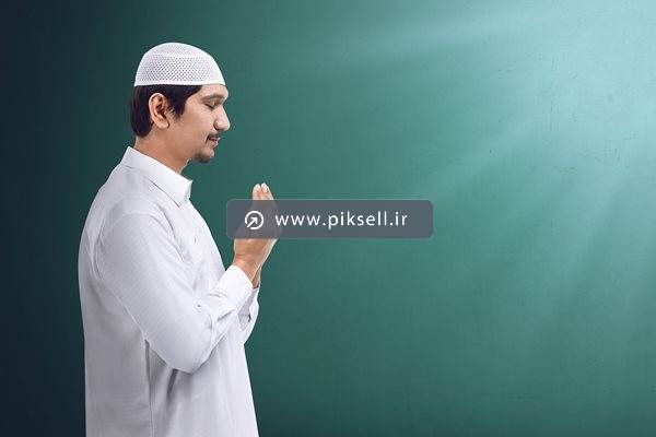 دانلود عکس با کیفیت از مرد مومن و مسلمان در حال قنوت و عبادت
