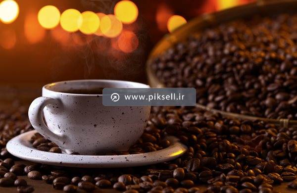 عکس با کیفیت از دانه های قهوه و فنجان قهوه