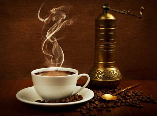 عکس با کیفیت از فنجان قهوه داغ و قهون جوش قدیمی