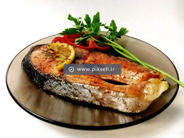 تصویر با کیفیت از بشقاب فیله ماهی و جعفری