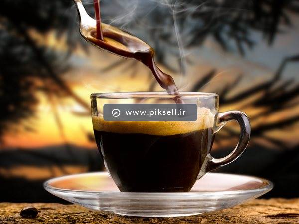 عکس با کیفیت از قاشق در فنجان شیشه ای قهوه داغ