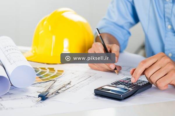 دانلود تصویر با کیفیت از مهندس ناظر و معمار در حال کار با ماشین حساب
