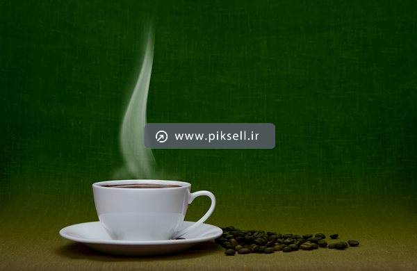 عکس با کیفیت از فنجان قهوه داغ و دانه های قهوه