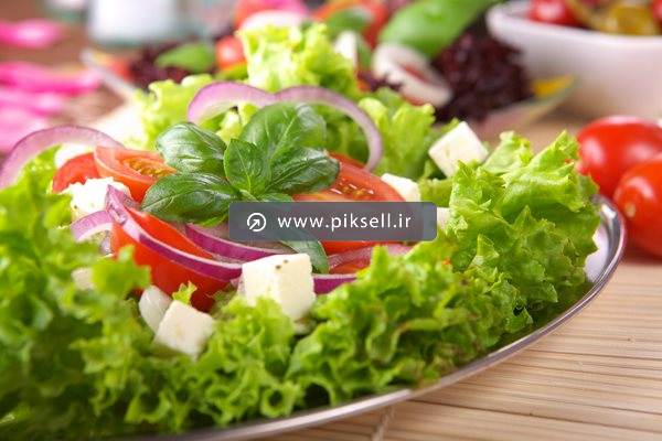 دانلود عکس با کیفیت از سالاد سبزیجات ، کاهو و گوجه و ریحان