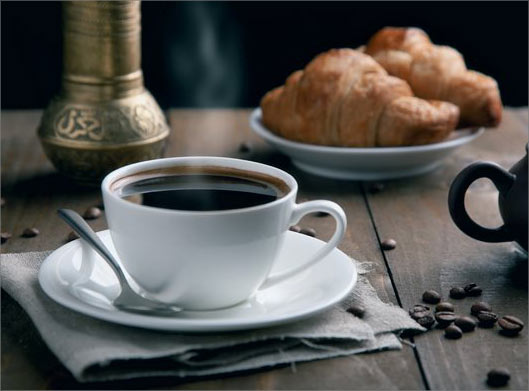 عکس با کیفیت از فنجان قهوه و شیرینی و قهوه