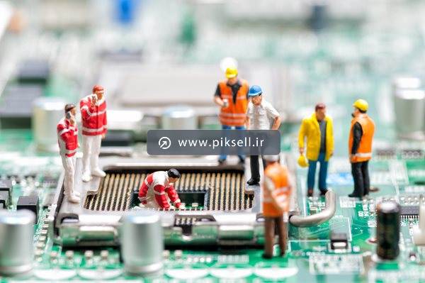 عکس با کیفیت از کارگرهای مجسمه ای در حال نصب cpu