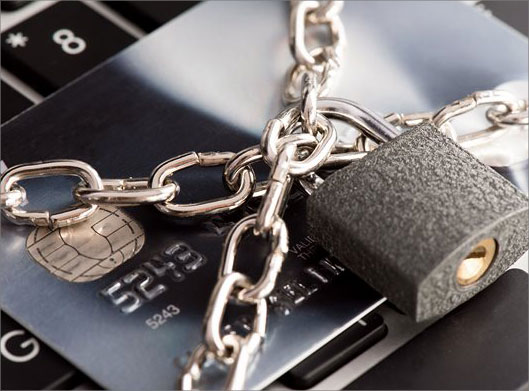 دانلود عکس با کیفیت از قفل و زنجیر روی کارت بانکی و لپ تاپ