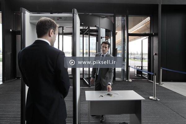 تصویر با کیفیت از گوشی و کلید روی میز و توبیخ مجرم