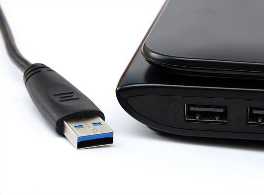 دانلود عکس با کیفیت از هارد اکسترنال یا پاور بانک و کابل usb