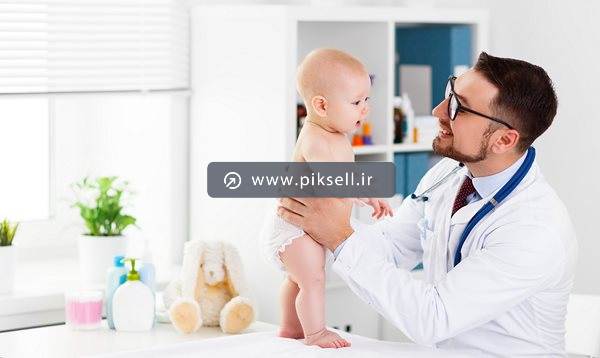 دانلود عکس با کیفیت از دکتر کودکان و بررسی نوزاد توسط پزشک