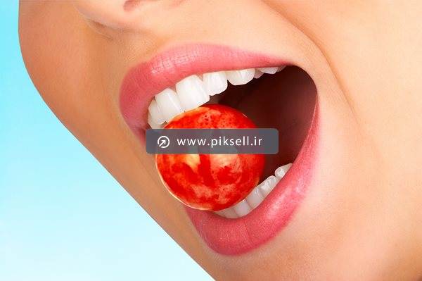 دانلود عکس با کیفیت از شکلات قرمز بین دو دندان و دختر جوان
