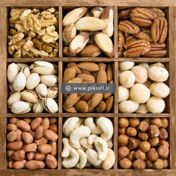 عکس با کیفیت از مجموعه مغزیجات در باکس های چوبی