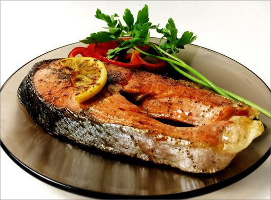 تصویر با کیفیت از بشقاب فیله ماهی و جعفری