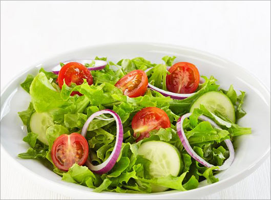 عکس با کیفیت از بشقاب سالاد رژیمی و سالاد سبزیجات