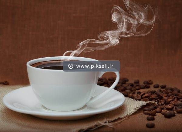 تصویر با کیفیت از قهوه در فنجان و دانه های قهوه