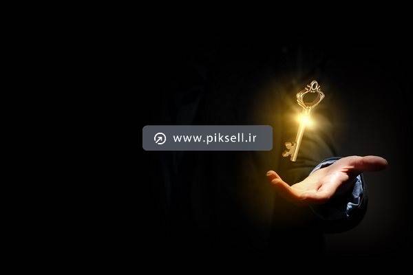 دانلود تصویر با کیفیت از بکگراند سیاه و کلید طلایی در کف دست