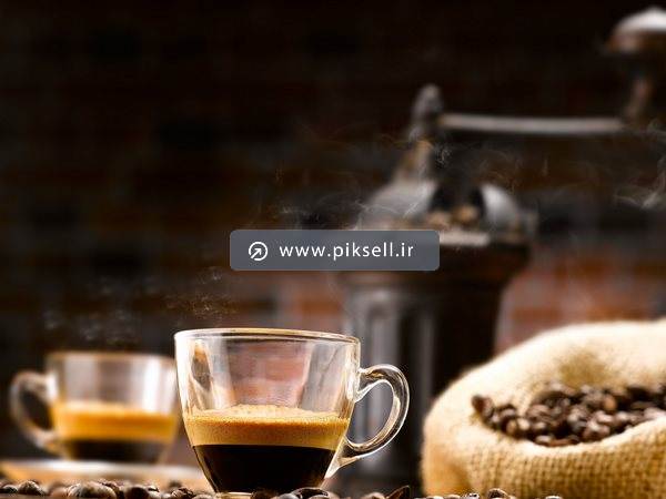 عکس با کیفیت از فنجان های قهوه و دانه قهوه
