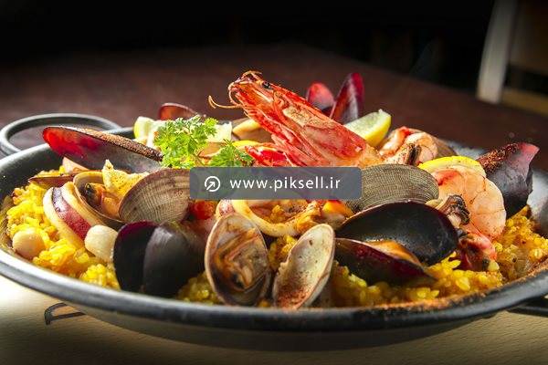 عکس با کیفیت از بشقاب غذاهای دریایی ، صدف و میگو