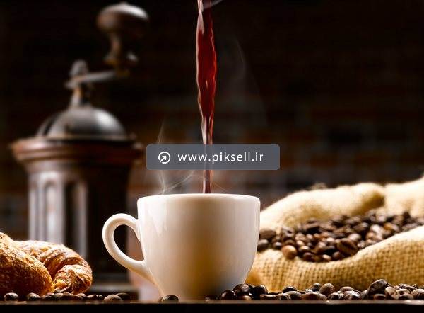عکس با کیفیت از قهوه داغ در فنجان و دانه های قهوه