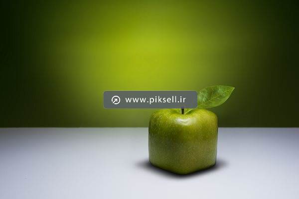 عکس با کیفیت از سیب مکعبی و بکگراند سبز