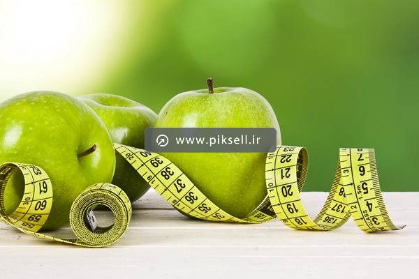 تصویر با کیفیت از سیب های سبز و متر با مفهوم سلامتی سیب سبز و تناسب اندام