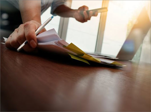 دانلود عکس با کیفیت از برگه های کاغذ و قراردادهای کاری و کارمند در حال تماس