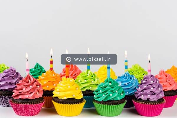 عکس با کیفیت از کاپ کیک های بستنی خوشمزه و شمع های تولد رنگی