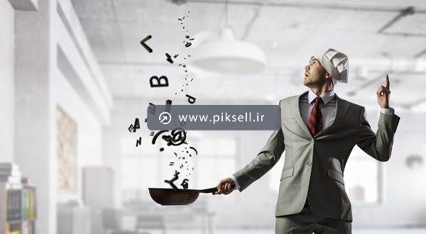 عکس با کیفیت از آشپز در حال تفت حروف انگلیسی کیبورد در ماهیتابه