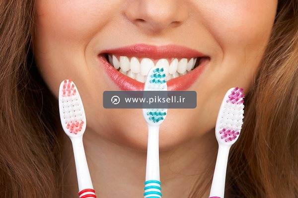 دانلود عکس با کیفیت از مسواک و تمیزی دندان ها و زیبای صورت دختر جوان