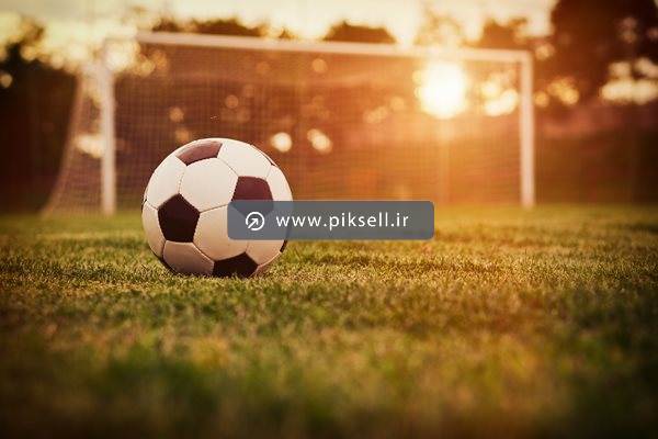 دانلود عکس با کیفیت از توپ فوتبال و زمین چمن و دروازه و منظره غروب
