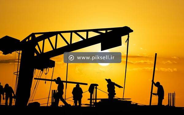 دانلود تصویر با کیفیت از کارگران ساختمانی در حال ساخت ساختمان در غروب