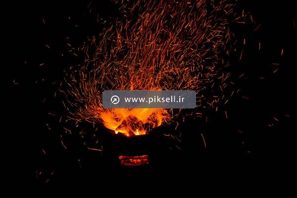 تصویر با کیفیت از جرقه های آتش و ذغال داغ