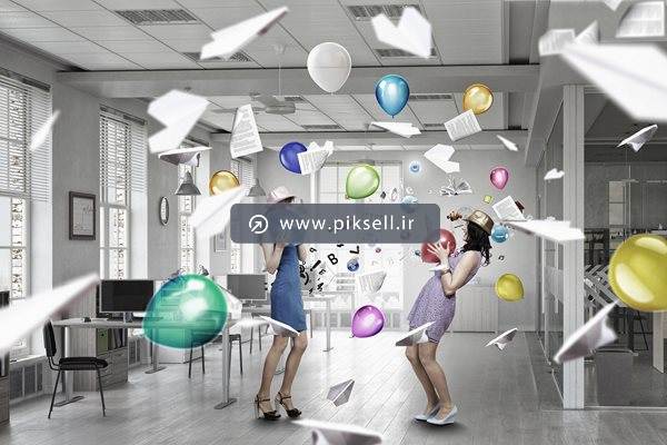 عکس با کیفیت از شرکت و تفریح دو زن جوان با بادکنک