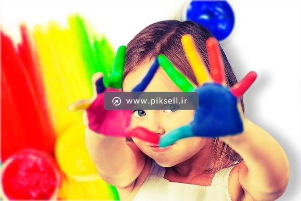 دانلود عکس با کیفیت از دختر بچه با دست های رنگی رنگی