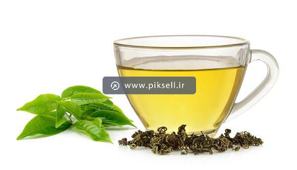 عکس با کیفیت از دمنوش در فنجان شیشه ای و برگهای سبز