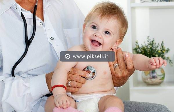 تصویر با کیفیت از معاینه نوزاد توسط پزشک کودکان