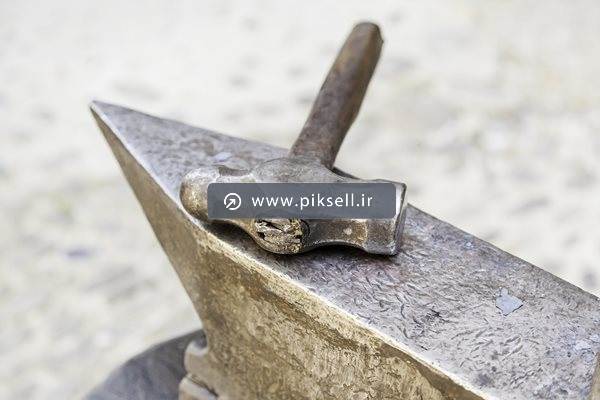 تصویر با کیفیت از سندان فلزی و چکش آهنگری