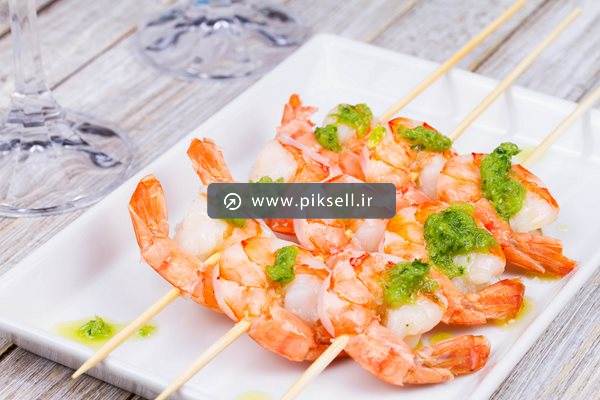 عکس با کیفیت از میگوها در سیخ چوبی