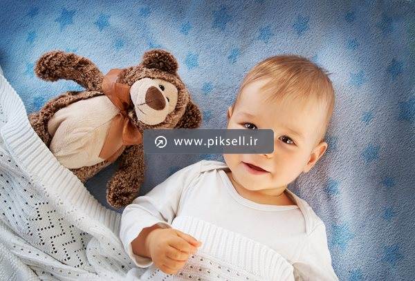 دانلود عکس با کیفیت از نوزاد خوابیده و خرس عروسکی