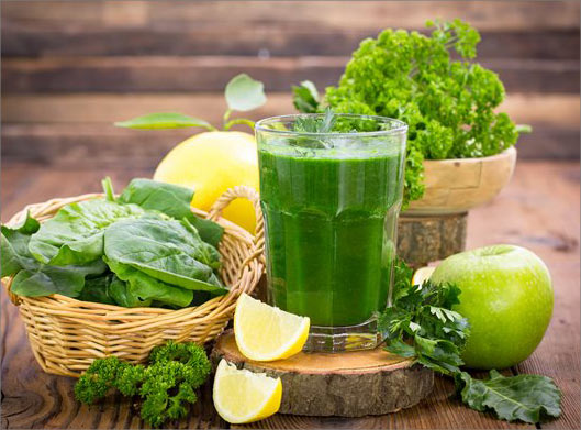 تصویر با کیفیت از آب سبزیجات ، کلم بروکلی ، سیب ، لیمو ترش ، اسفناج و کرفس