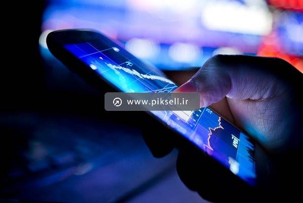 تصویر با کیفیت از تحلیل گر بورس در حال بررسی نمودارهای بورسی و تحلیل تکنیکال