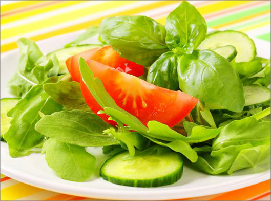 دانلود عکس با کیفیت از بشقاب سبزی شامل ریحان ، خیار و گوجه