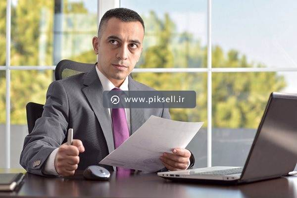 دانلود عکس با کیفیت با طرح کارمند و مدیر شرکت و برگه کاغذ در دست