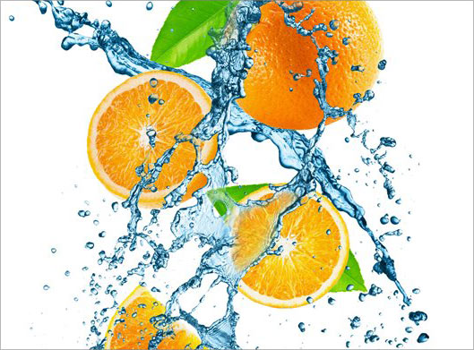 طرح با کیفیت از پرتقال و آب های پاشیده شده در هوا با بکگراند سفید
