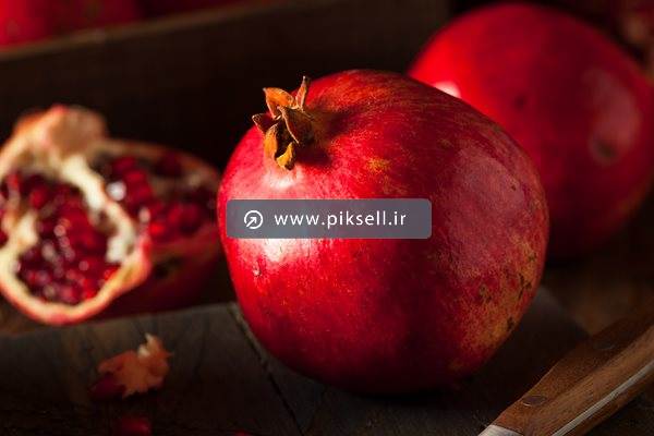 دانلود عکس با کیفیت از انارهای قرمز قاچ شده قرمز