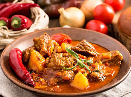 عکس با کیفیت از خورشت گوشت و گوجه و پیاز و فلفل دلمه