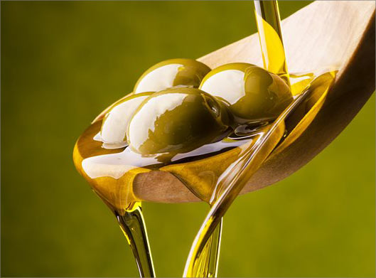 دانلود تصویر با کیفیت از زیتون و روغن زیتون در قاشق چوبی
